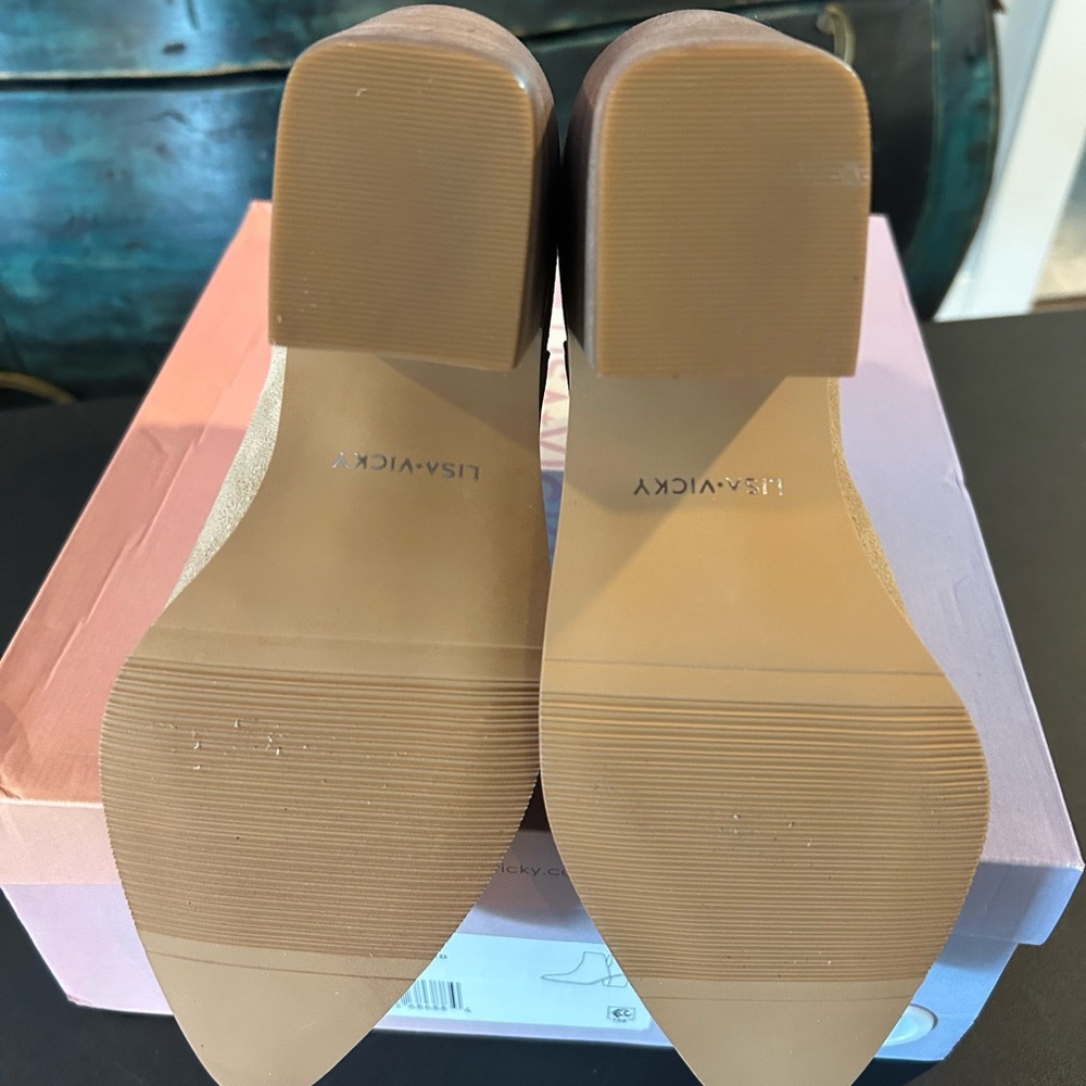 Lisa Vicky Saddle Split Beige Kicky Suede Bootie NIB Size 7 - Picture 3 of 5
